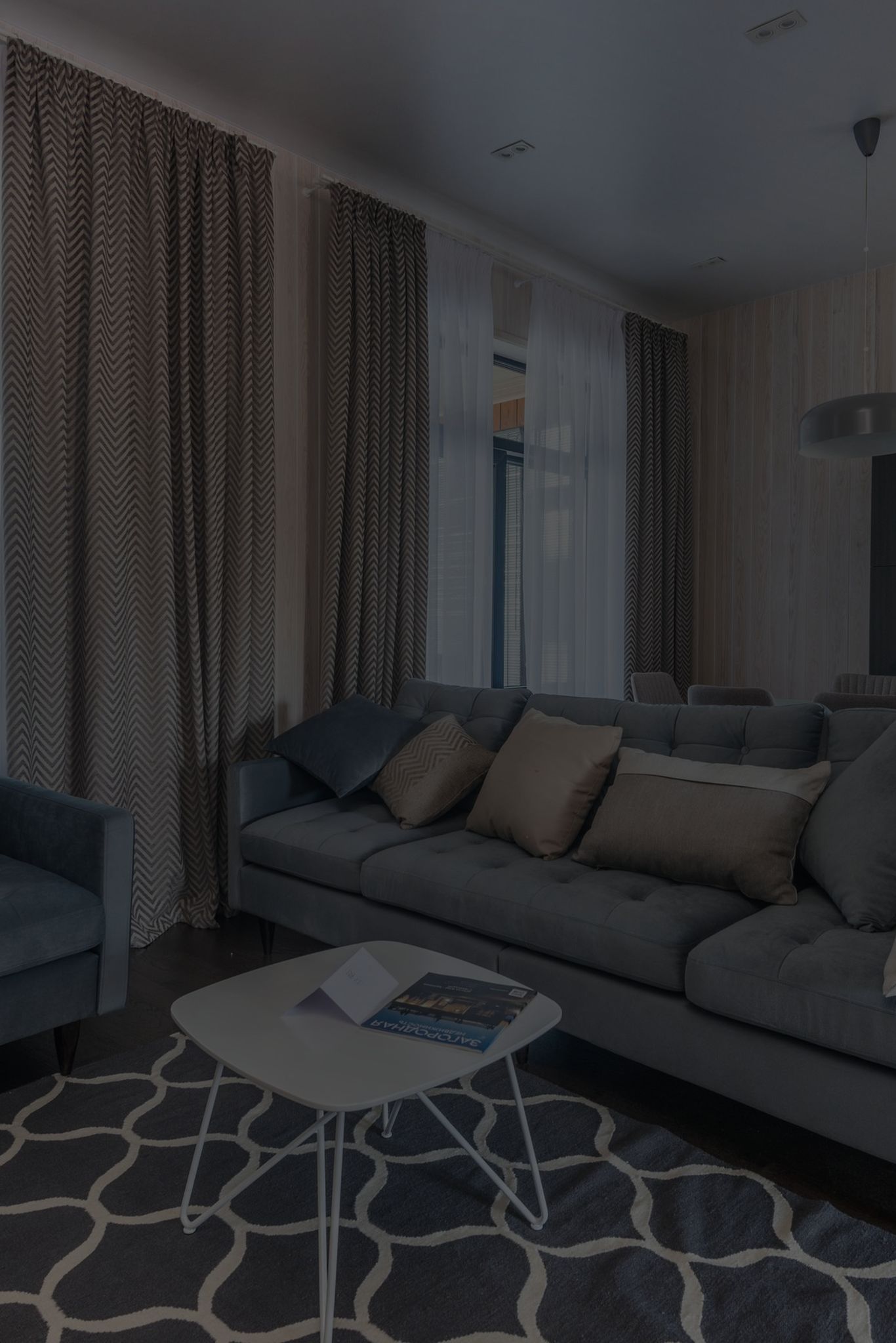 Lyst mødelokale med sofa